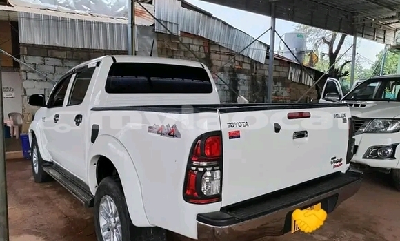 Buy Used Lexus IS 300 White Car in Luang Prabang in Louangphabang Province Buy Used Lexus IS 300 White Car in Luang Prabang in Louangphabang Province