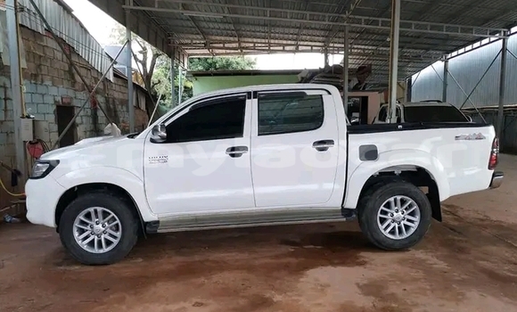 Buy Used Lexus IS 300 White Car in Luang Prabang in Louangphabang Province Buy Used Lexus IS 300 White Car in Luang Prabang in Louangphabang Province