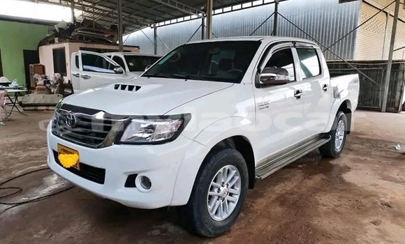 Buy Used Lexus IS 300 White Car in Luang Prabang in Louangphabang Province Buy Used Lexus IS 300 White Car in Luang Prabang in Louangphabang Province