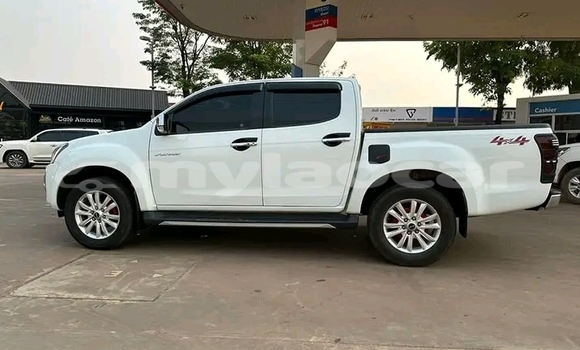 Buy Used Ford Explorer White Car in Vientiane in Vientiane Province Buy Used Ford Explorer White Car in Vientiane in Vientiane Province