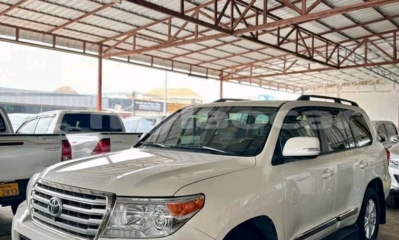 Buy Used Holden UTE White Car in Vientiane in Vientiane Province Buy Used Holden UTE White Car in Vientiane in Vientiane Province