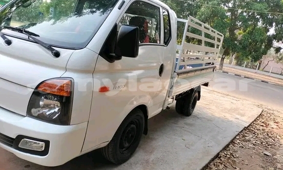 Buy Used Cadillac CTS White Car in Vientiane in Vientiane Province Buy Used Cadillac CTS White Car in Vientiane in Vientiane Province