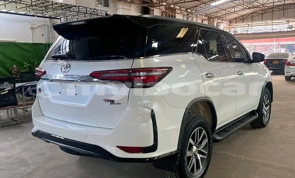 Buy Used Geo Tracker White Car in Vientiane in Vientiane Province