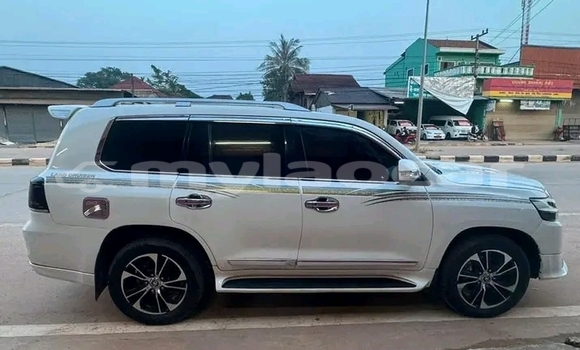 Buy Used GMC Sonoma White Car in Vientiane in Vientiane Province