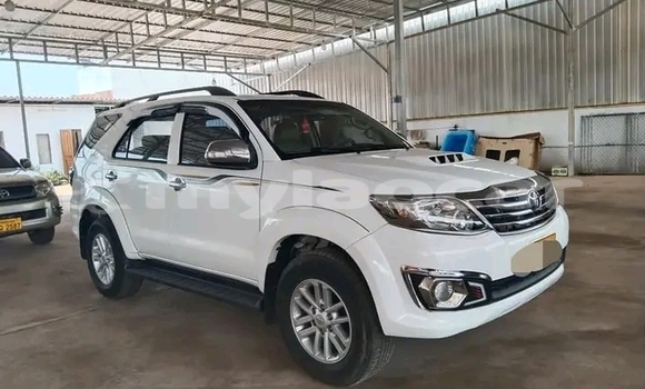 Buy Used Ford Explorer Sport Trac White Car in Luang Prabang in Louangphabang Province Buy Used Ford Explorer Sport Trac White Car in Luang Prabang in Louangphabang Province