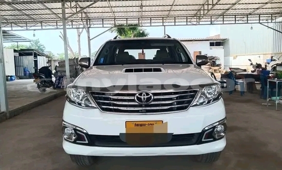 Buy Used Ford Explorer Sport Trac White Car in Luang Prabang in Louangphabang Province Buy Used Ford Explorer Sport Trac White Car in Luang Prabang in Louangphabang Province