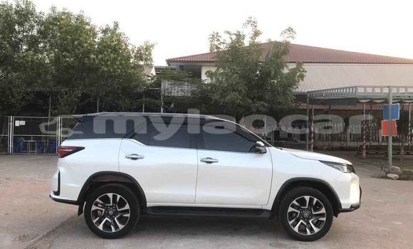 Acheter Occasion Voiture Toyota Fortuner Blanc à Huayxay, Bokeo Province Acheter Occasion Voiture Toyota Fortuner Blanc à Huayxay, Bokeo Province