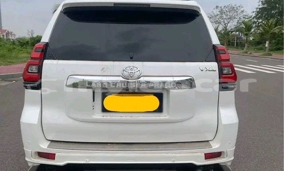 Buy Used Toyota Prado White Car in Vientiane in Vientiane Province Buy Used Toyota Prado White Car in Vientiane in Vientiane Province