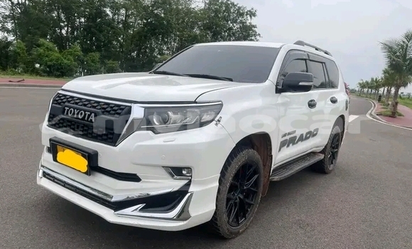 Buy Used Toyota Prado White Car in Vientiane in Vientiane Province Buy Used Toyota Prado White Car in Vientiane in Vientiane Province