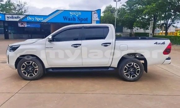 Buy Used Toyota RAV4 White Car in Vientiane in Vientiane Province Buy Used Toyota RAV4 White Car in Vientiane in Vientiane Province