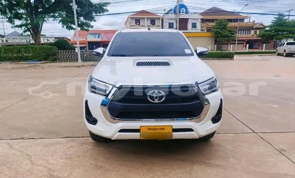 Buy Used Toyota RAV4 White Car in Vientiane in Vientiane Province Buy Used Toyota RAV4 White Car in Vientiane in Vientiane Province