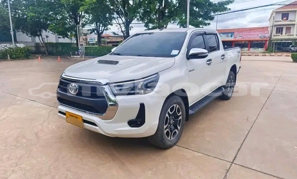 Buy Used Toyota RAV4 White Car in Vientiane in Vientiane Province Buy Used Toyota RAV4 White Car in Vientiane in Vientiane Province
