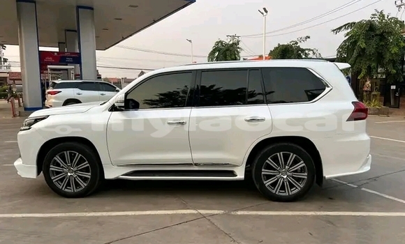 Buy Used Lexus HS White Car in Vientiane in Vientiane Province Buy Used Lexus HS White Car in Vientiane in Vientiane Province
