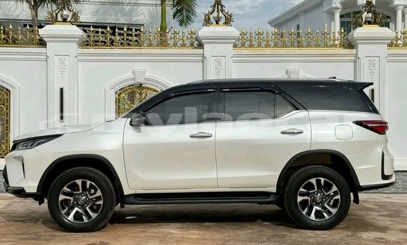 Buy Used Toyota Fortuner White Car in Vientiane in Vientiane Province Buy Used Toyota Fortuner White Car in Vientiane in Vientiane Province