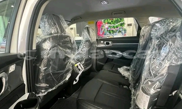 Buy Used Kia Sorento White Car in Vientiane in Vientiane Province Buy Used Kia Sorento White Car in Vientiane in Vientiane Province