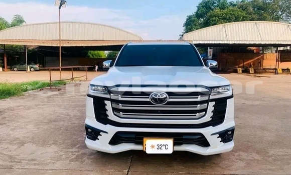 Buy Used Jeep Liberty White Car in Vientiane in Vientiane Province Buy Used Jeep Liberty White Car in Vientiane in Vientiane Province