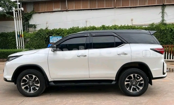 Buy Used Toyota Fortuner White Car in Vientiane in Vientiane Province Buy Used Toyota Fortuner White Car in Vientiane in Vientiane Province