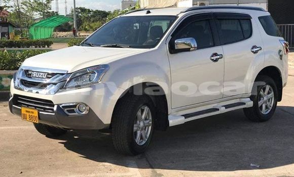 Buy Used Isuzu MU-X White Car in Vientiane in Vientiane Province
