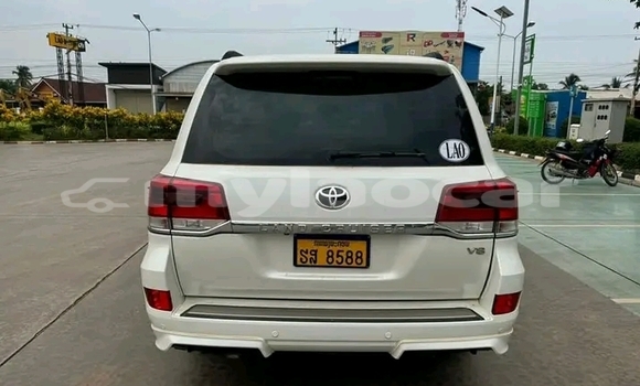Buy Used Toyota Land Cruiser White Car in Vientiane in Vientiane Province Buy Used Toyota Land Cruiser White Car in Vientiane in Vientiane Province