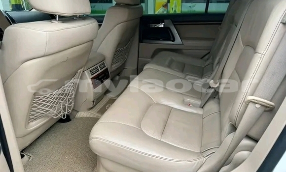 Buy Used Toyota Land Cruiser White Car in Vientiane in Vientiane Province Buy Used Toyota Land Cruiser White Car in Vientiane in Vientiane Province