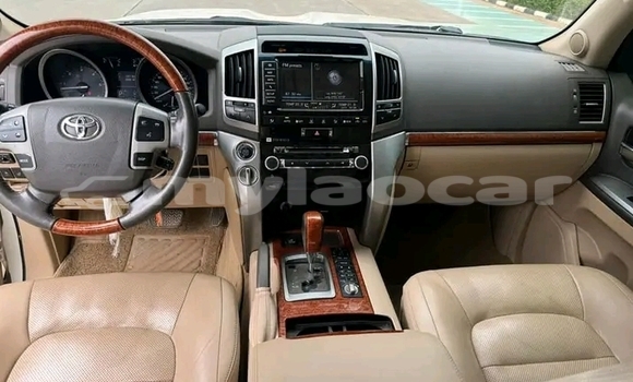 Buy Used Toyota Land Cruiser White Car in Vientiane in Vientiane Province Buy Used Toyota Land Cruiser White Car in Vientiane in Vientiane Province