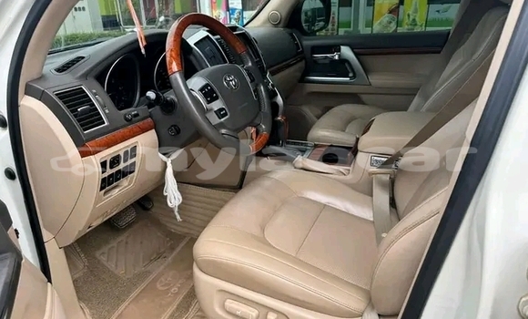Buy Used Toyota Land Cruiser White Car in Vientiane in Vientiane Province Buy Used Toyota Land Cruiser White Car in Vientiane in Vientiane Province