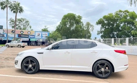 Buy Used Kia K5 White Car in Luang Namtha in Luang Namtha Province Buy Used Kia K5 White Car in Luang Namtha in Luang Namtha Province