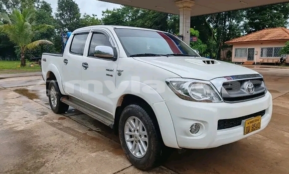 Buy Used Toyota Hilux White Car in Luang Prabang in Louangphabang Province Buy Used Toyota Hilux White Car in Luang Prabang in Louangphabang Province