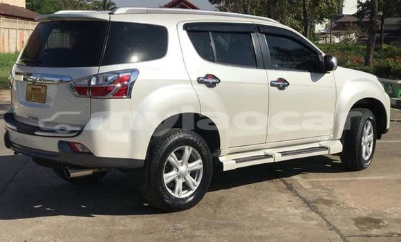 Buy Used Isuzu MU-X White Car in Vientiane in Vientiane Province Buy Used Isuzu MU-X White Car in Vientiane in Vientiane Province