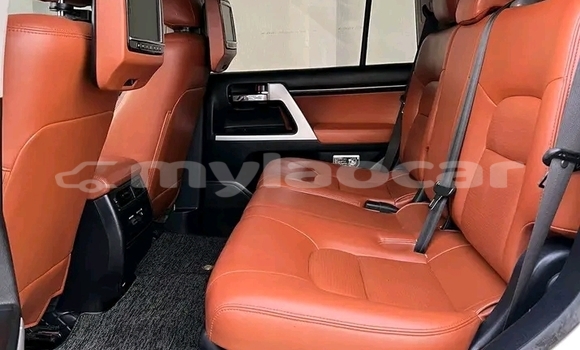 Buy Used Toyota Land Cruiser White Car in Vientiane in Vientiane Province Buy Used Toyota Land Cruiser White Car in Vientiane in Vientiane Province