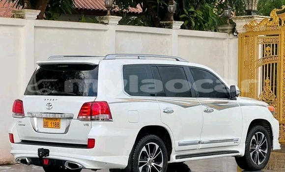 Buy Used Toyota Land Cruiser White Car in Vientiane in Vientiane Province Buy Used Toyota Land Cruiser White Car in Vientiane in Vientiane Province