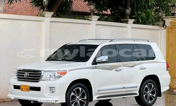 Buy Used Toyota Land Cruiser White Car in Vientiane in Vientiane Province Buy Used Toyota Land Cruiser White Car in Vientiane in Vientiane Province