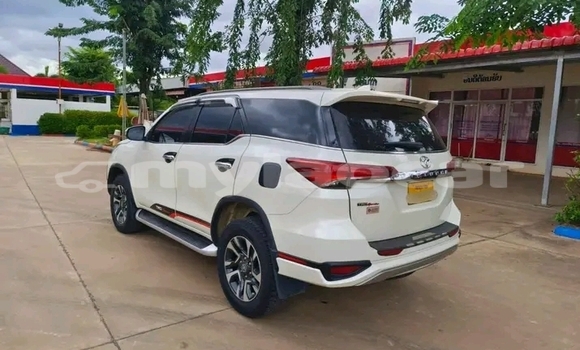Buy Used Toyota Prado White Car in Import - Dubai in Attapeu Province Buy Used Toyota Prado White Car in Import - Dubai in Attapeu Province