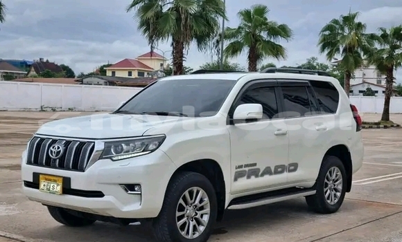Buy Used Toyota Prado White Car in Import - Dubai in Attapeu Province Buy Used Toyota Prado White Car in Import - Dubai in Attapeu Province