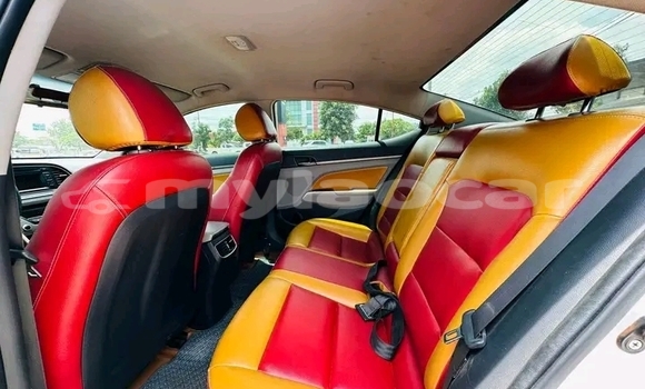 Acheter Occasion Voiture Hyundai Elantra Blanc à Luang Prabang, Louangphabang Province Acheter Occasion Voiture Hyundai Elantra Blanc à Luang Prabang, Louangphabang Province