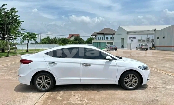 Acheter Occasion Voiture Hyundai Elantra Blanc à Luang Prabang, Louangphabang Province Acheter Occasion Voiture Hyundai Elantra Blanc à Luang Prabang, Louangphabang Province