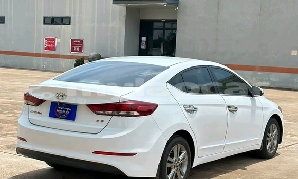 Acheter Occasion Voiture Hyundai Elantra Blanc à Luang Prabang, Louangphabang Province Acheter Occasion Voiture Hyundai Elantra Blanc à Luang Prabang, Louangphabang Province
