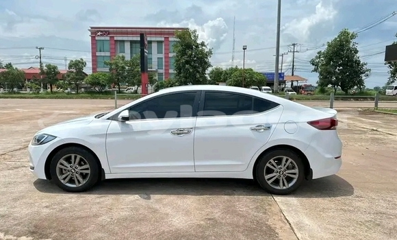 Acheter Occasion Voiture Hyundai Elantra Blanc à Luang Prabang, Louangphabang Province Acheter Occasion Voiture Hyundai Elantra Blanc à Luang Prabang, Louangphabang Province