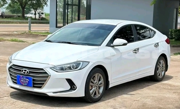 Acheter Occasion Voiture Hyundai Elantra Blanc à Luang Prabang, Louangphabang Province Acheter Occasion Voiture Hyundai Elantra Blanc à Luang Prabang, Louangphabang Province