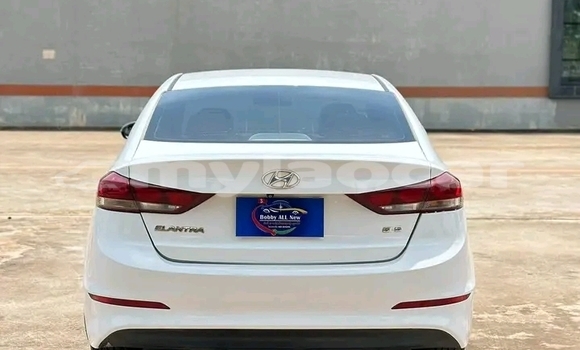 Acheter Occasion Voiture Hyundai Elantra Blanc à Luang Prabang, Louangphabang Province Acheter Occasion Voiture Hyundai Elantra Blanc à Luang Prabang, Louangphabang Province