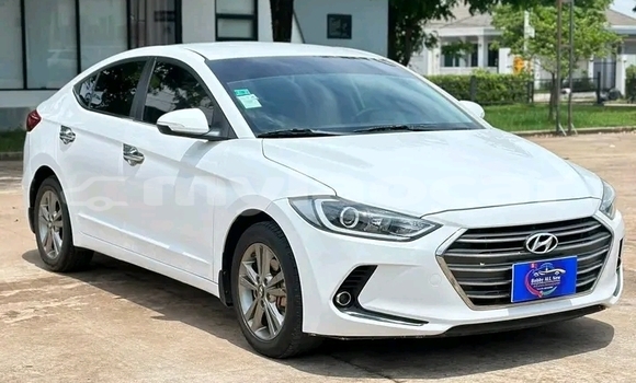 Acheter Occasion Voiture Hyundai Elantra Blanc à Luang Prabang, Louangphabang Province Acheter Occasion Voiture Hyundai Elantra Blanc à Luang Prabang, Louangphabang Province