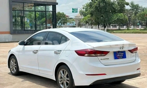 Acheter Occasion Voiture Hyundai Elantra Blanc à Luang Prabang, Louangphabang Province Acheter Occasion Voiture Hyundai Elantra Blanc à Luang Prabang, Louangphabang Province