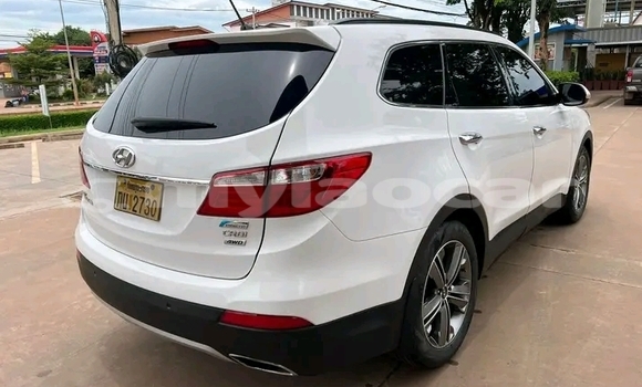 Acheter Occasion Voiture Hyundai Santa Fe Blanc à Vientiane, Vientiane Province Acheter Occasion Voiture Hyundai Santa Fe Blanc à Vientiane, Vientiane Province