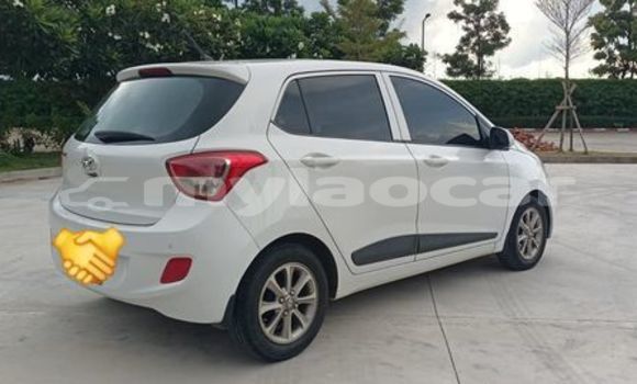 Buy Used Toyota Grand HiAce White Car in Vientiane in Vientiane Province Buy Used Toyota Grand HiAce White Car in Vientiane in Vientiane Province