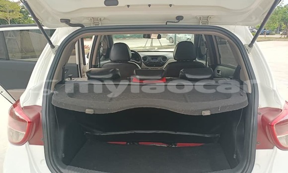 Buy Used Toyota Grand HiAce White Car in Vientiane in Vientiane Province Buy Used Toyota Grand HiAce White Car in Vientiane in Vientiane Province