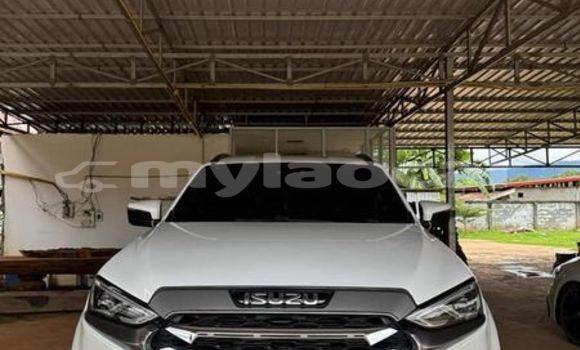 Buy Used Isuzu MU-X White Car in Vientiane in Vientiane Province