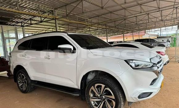 Buy Used Isuzu MU-X White Car in Vientiane in Vientiane Province Buy Used Isuzu MU-X White Car in Vientiane in Vientiane Province