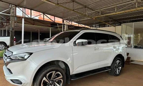 Buy Used Isuzu MU-X White Car in Vientiane in Vientiane Province Buy Used Isuzu MU-X White Car in Vientiane in Vientiane Province