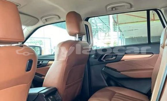 Buy Used Isuzu MU-X White Car in Vientiane in Vientiane Province Buy Used Isuzu MU-X White Car in Vientiane in Vientiane Province