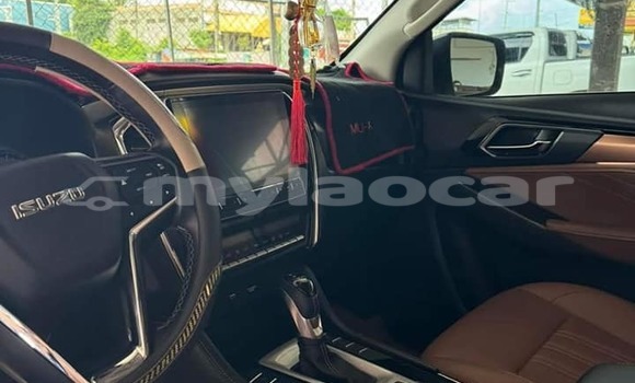 Buy Used Isuzu MU-X White Car in Vientiane in Vientiane Province Buy Used Isuzu MU-X White Car in Vientiane in Vientiane Province